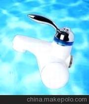 如何選擇電熱水龍頭 塑料與鋅合金材質的全面對比分析